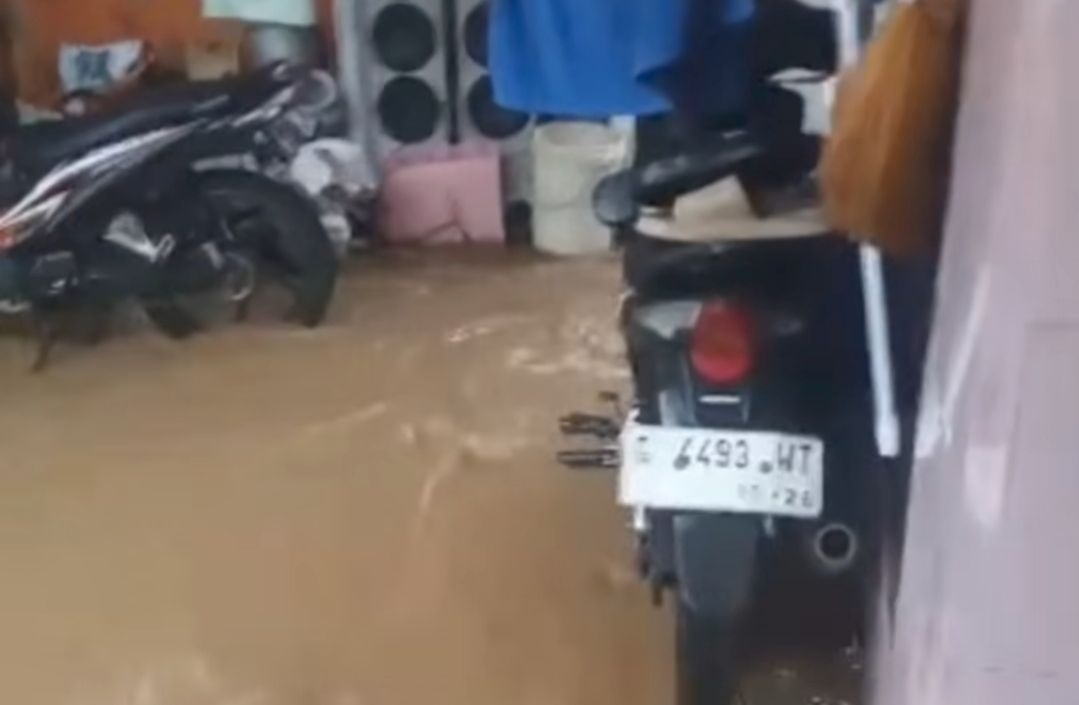 Longsor dan Banjir Terjang Desa Bubak Pekalongan, Rumah dan Sepeda Motor Terendam Lumpur