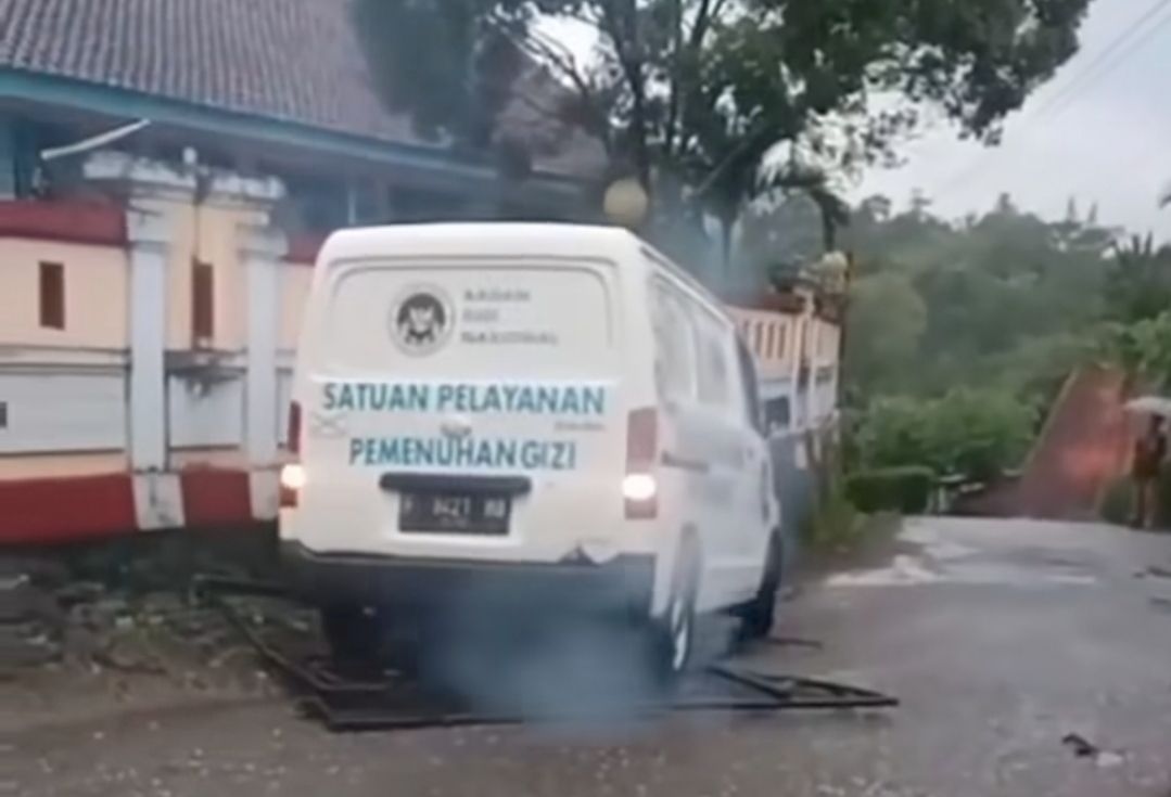 Viral! Mobil MBG Ugal-ugalan, Tabrak Gerbang SD Clapar Kebumen, Sopir Serang Warga