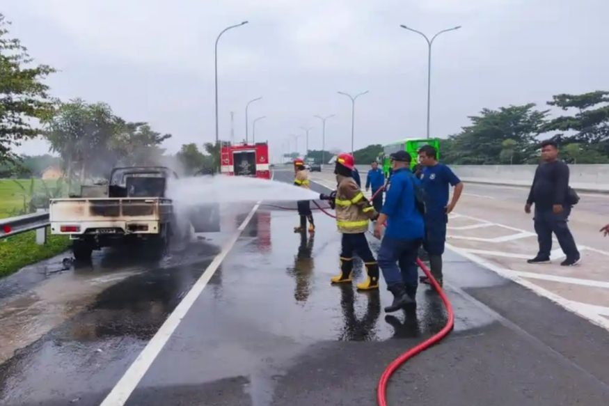 Korsleting Listrik, Pikap Suzuki Carry Muatan Freezer Terbakar di Tol Batang-Pemalang