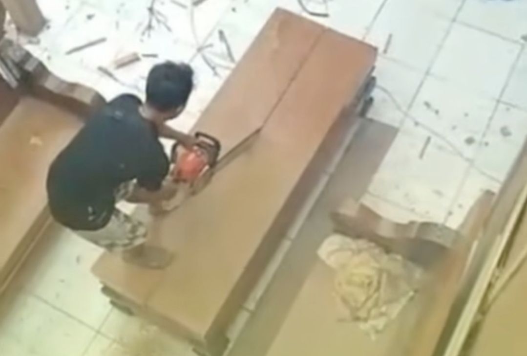 Viral! Istri Ketahuan Selingkuh, Pria di Grobogan Belah Rumah Jadi Dua, Bawa Pulang Separuh Genteng