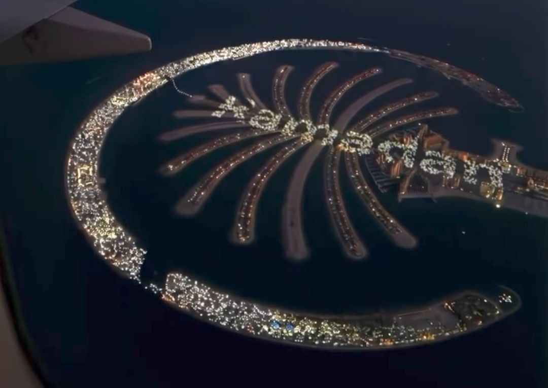 Keren! Palm Jumeirah Dubai Tampilkan Instalasi Cahaya Raksasa Bertuliskan "Happy Ramadan"
