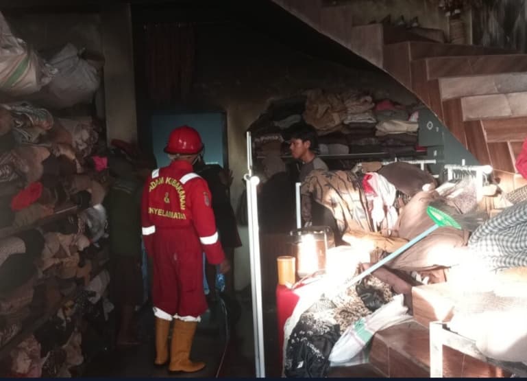 Kebakaran Gudang Pakaian di Kesugihan Cilacap Diduga Korsleting Listrik, Damkar Gerak Cepat Padamkan Api