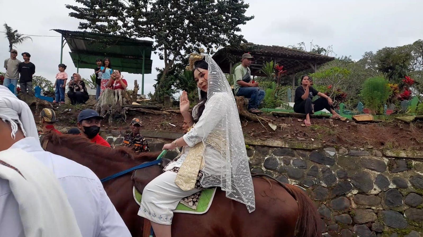 Hujan Tak Surutkan Khidmat, Kirab Merti Desa dan Buka Luwur Nyi Pandansari di Boja Berlangsung Meriah