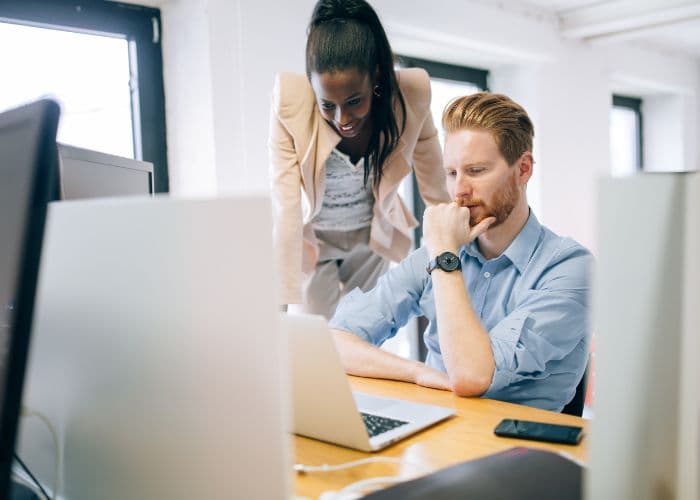 Berikut 4 Tips Menghadapi Rekan Kerja yang Memang Kurang Kompeten Dalam Pekerjaan