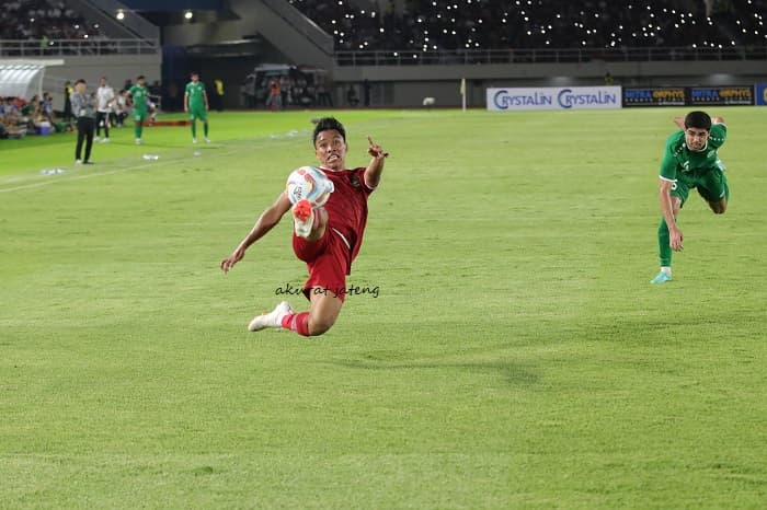 Arkhan fikri melakukan kontrol bola 
