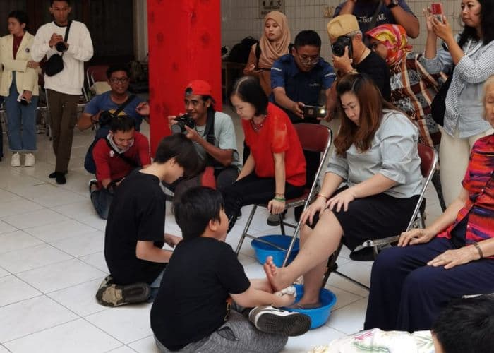 Keluarga Koh James Mengikuti Tradisi Basuh Kaki yang Diadakan Boen Hian Tong: Tradisi Sakral Menjelang Perayaan Tahun Baru Imlek