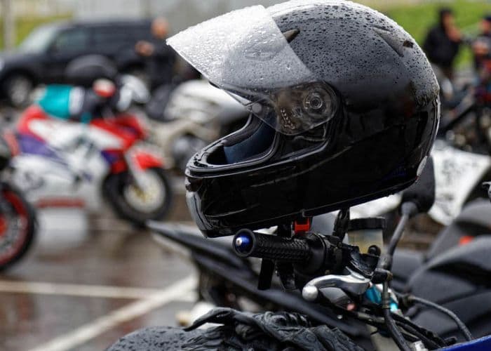 Penting Sekali Memahami Perawatan Pendukung Kendaraan Pasca Banjir: 5 Tips Melakukan Perawatan Helm Basah saat Musim Hujan