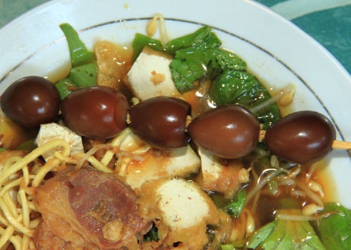 Terungkap! Bukan di Lamongan, Kuliner "Tahu Campur" Legendaris Ini Justru Bikin Heboh di Surabaya!