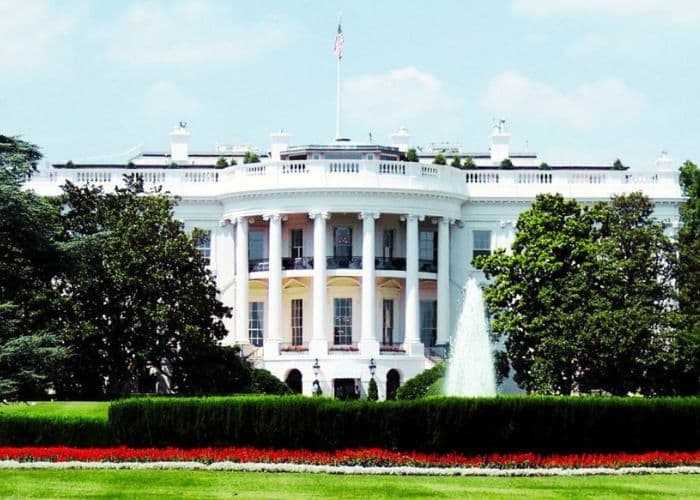 9 FAKTA TERGILA Gedung Putih Amerika: Dari Lorong Rahasia Angkatan Laut, Domba Pemotong Rumput, Hingga Batu Pondasi Hilang yang Mengguncang Sejarah!