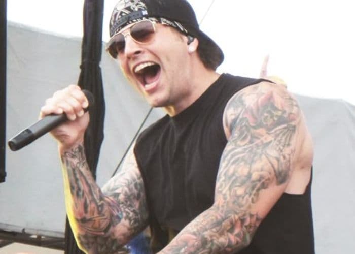 NGGAK CUMA SCREAMING! 10 FAKTA LIAR M. SHADOWS AVENGED SEVENFOLD: Dari Dilatih Guru Vokal Axl Rose Hingga Punya Kekayaan Rp320 Miliar!