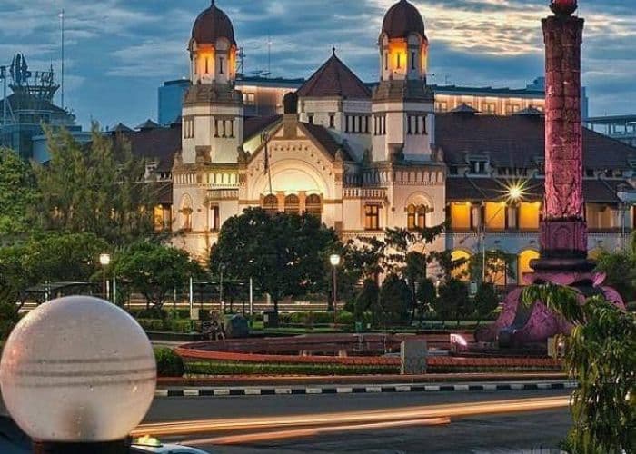 Liburan ke Semarang? Ini Daftar Titik Parkir Resmi dan Tarifnya Biar Nggak Kena "Getok" Harga!