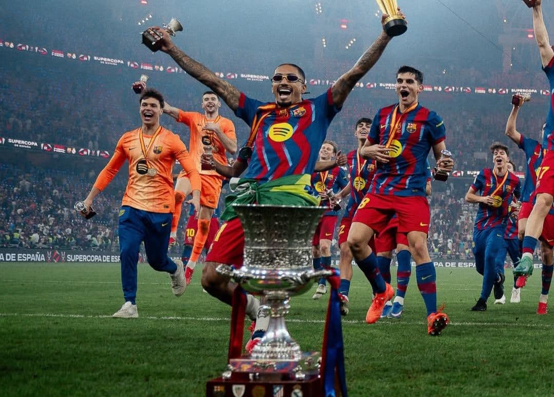 Dua Gol Raphinha Antarkan Barcelona Juara Piala Super Spanyol