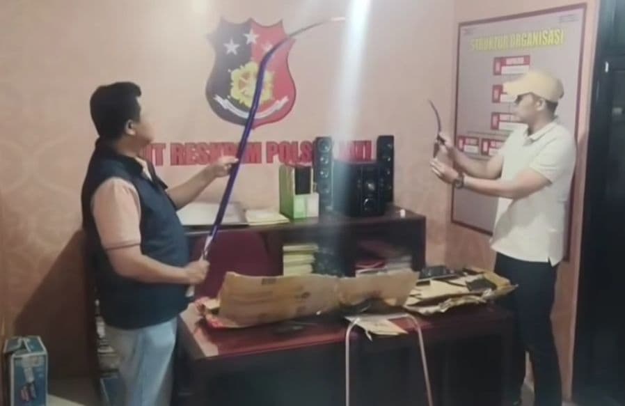 Polisi Amankan Paket Celurit dan Parang di Desa Getas, Pesanan Untuk Konten Media Sosial