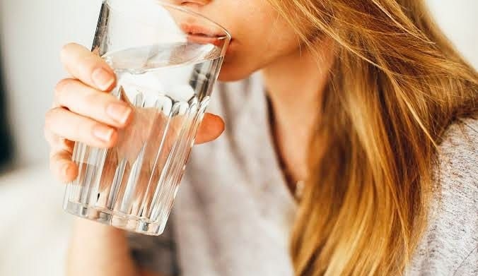 Jangan Tunggu Haus! Ini Alasan Minum Air Putih Sebelum Kehausan Itu Wajib