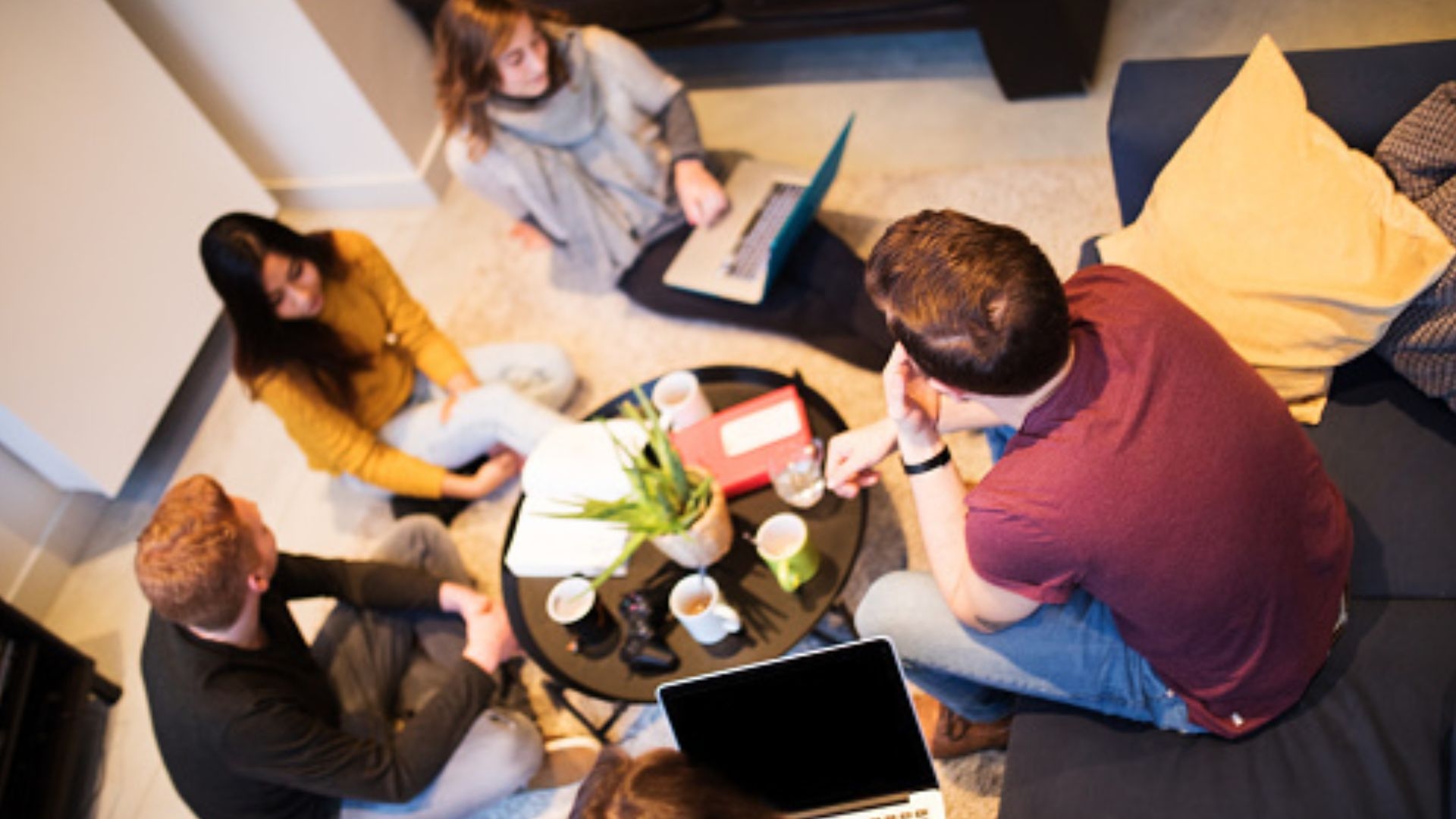 Suka Duka Tinggal di Kost Campur: Dari Drama Gosip Hingga Peluang Cinta Lokasi!