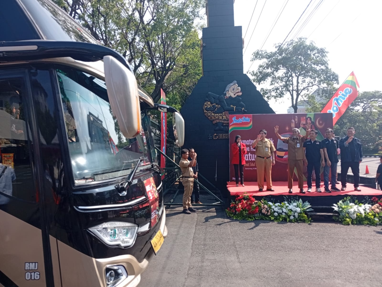 Indofood Berangkatkan Ratusan Pengusaha Warmindo Mudik Gratis, Senyum Bahagia Warnai Pelepasan di Semarang