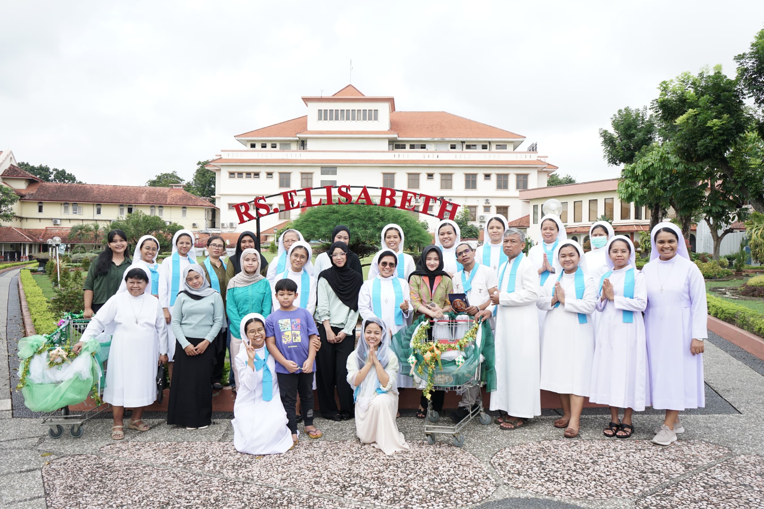 Rayakan Idul Fitri di RS St Elisabeth Semarang, Para Romo dan Suster Bagikan Bingkisan ke Seluruh Pasien