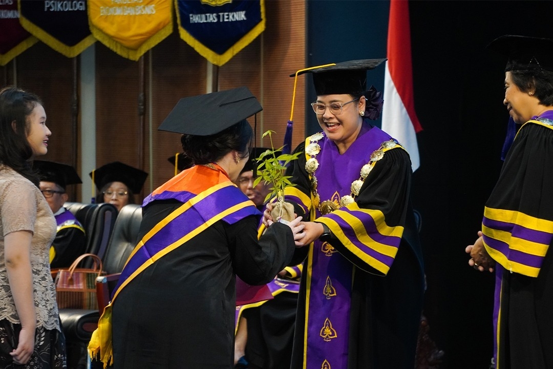 Sukacita Keberagaman Warnai Wisuda SCU, Rektor Tekankan Ketangguhan dan Integritas Lulusan