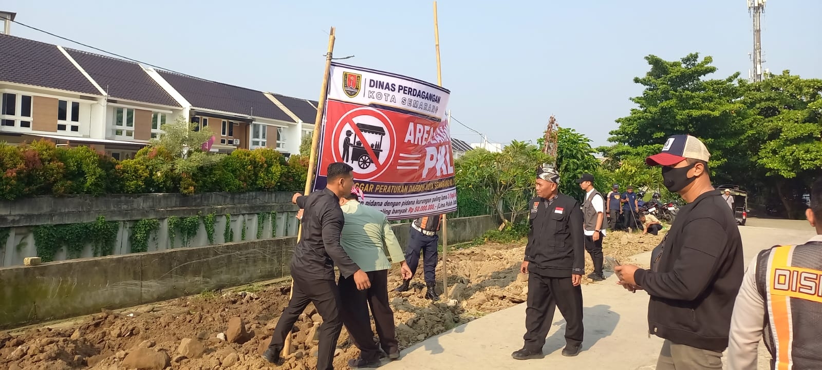 Ditertibkan Pemkot Semarang, Lapak PKL dan Parkir Liar di Samping The Park Mall Dibongkar