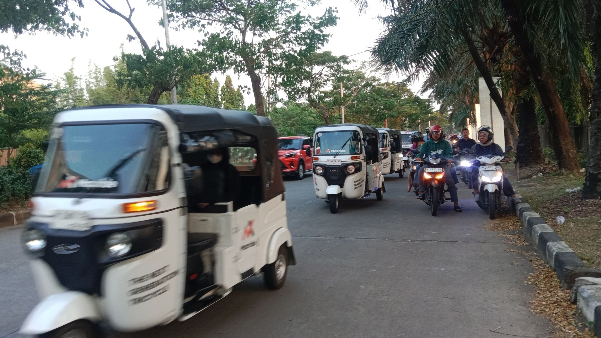 Saat Senja Semarang Disapa Deru Bajaj, Warga Menyaksikan Lahirnya Peluang Baru