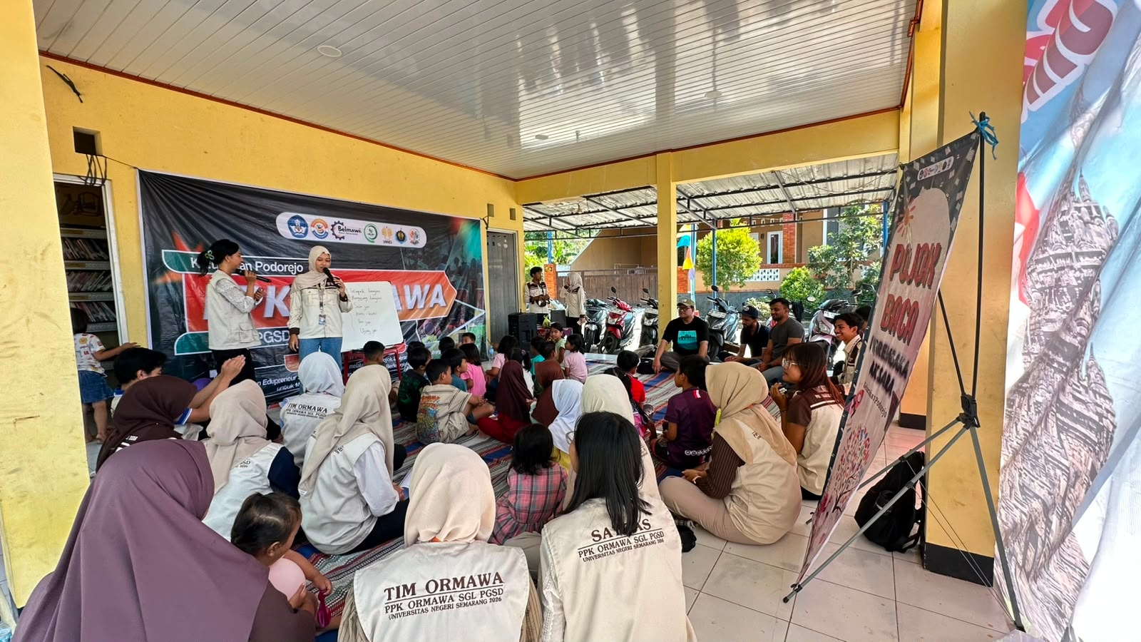 Mahasiswa S3 Pakistan Kenalkan Budaya Negeri Mereka kepada Anak-Anak Podorejo