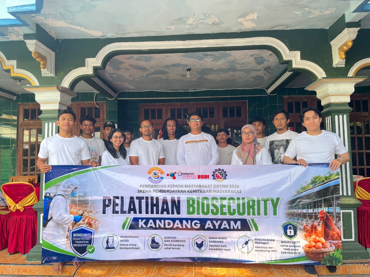 Cegah Penyakit Ayam Petelur, USB dan STEKOM Dampingi Peternak Boyolali Terapkan Biosekuriti