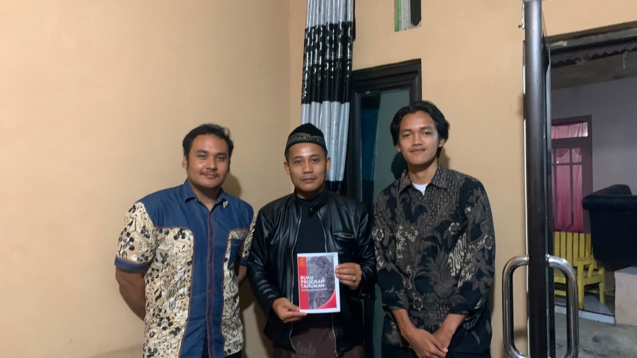 KKN-T IDBU 71 Undip Revitalisasi Persatuan Pemuda Dusun Tampingan Lewat Penyusunan Buku Program Tahunan