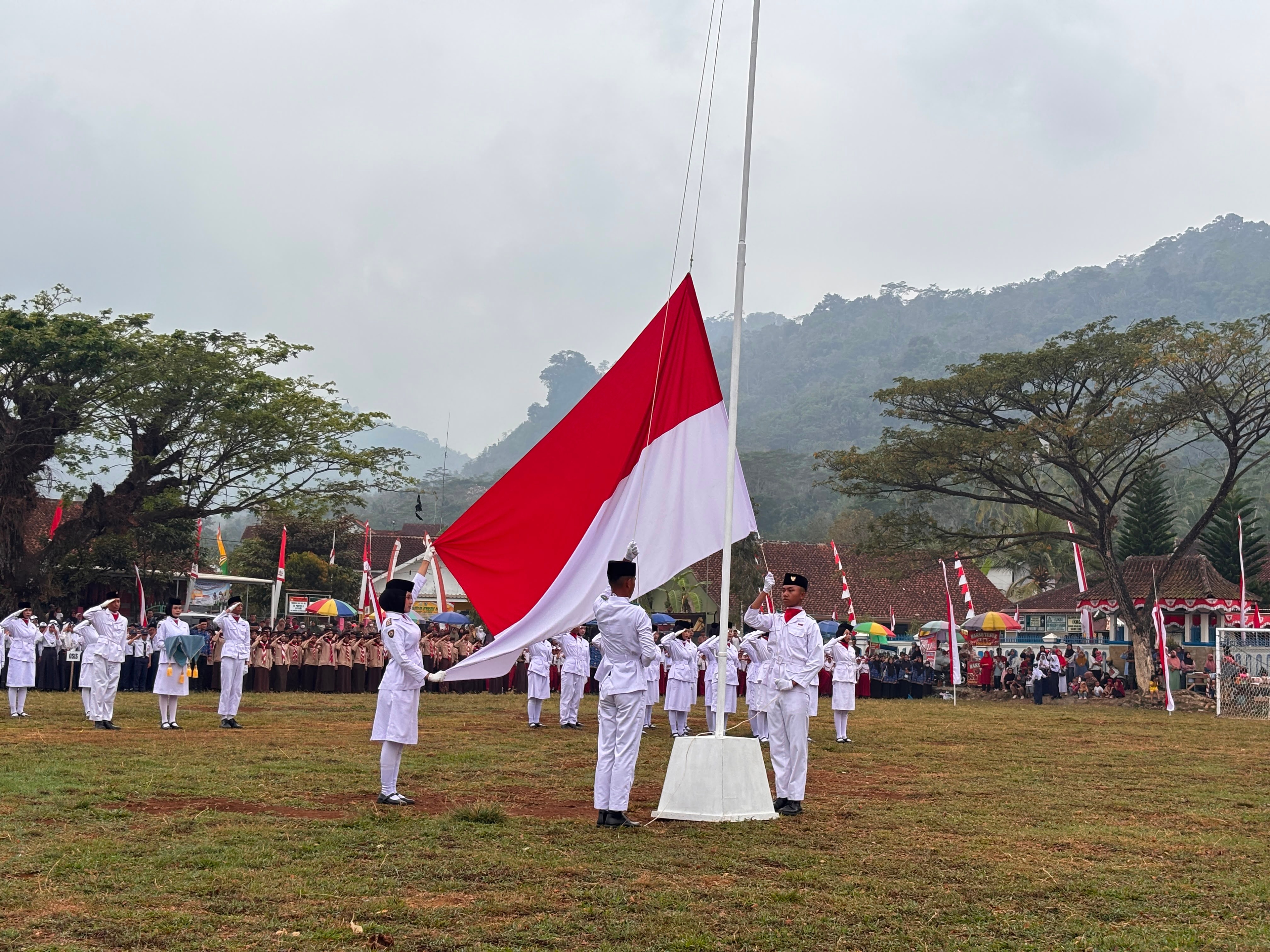 Ada yang Tak Biasa pada Upacara HUT ke-81 RI di Kecamatan Rembang
