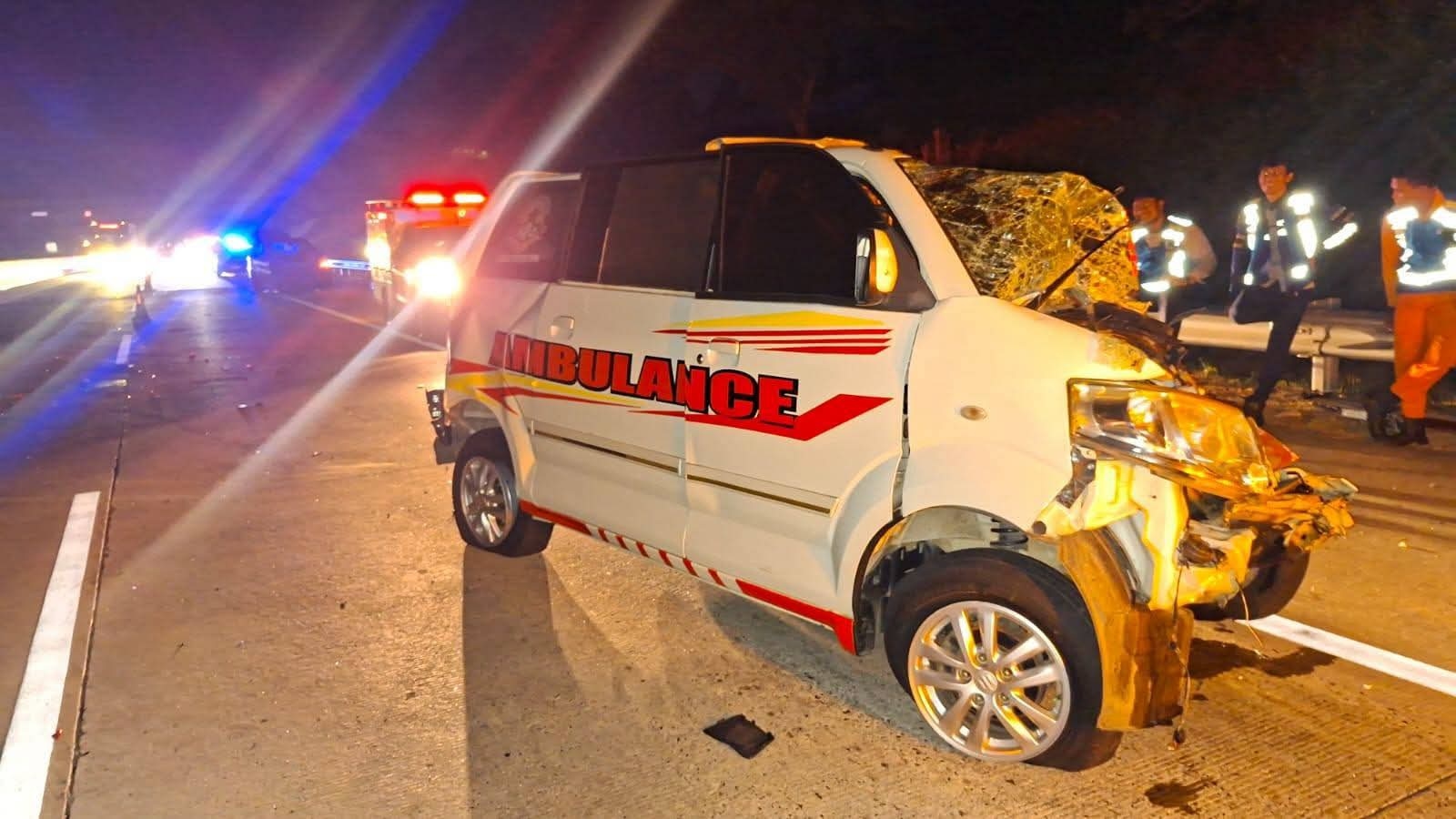 Ambulans Tabrak Truk di Tol Batang-Semarang, Tiga Penumpang Tewas di Lokasi