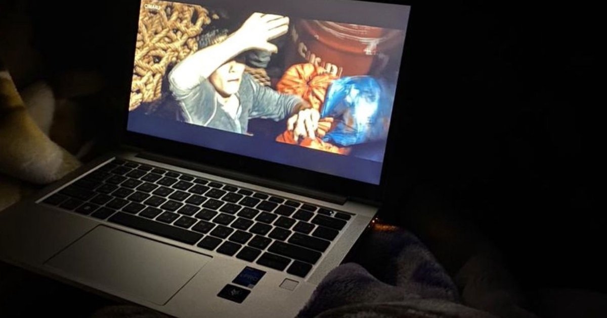Begadang Nonton Series Sampai Jam 3 Pagi: Antara Me Time, Candu, dan Mata Panda yang Setia Menemani