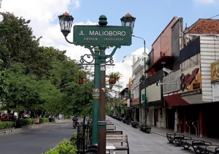 Jogja Vibes! Berburu Oleh-Oleh Khas Jogja di Malioboro: 6 Rekomendasi Wajib yang Bikin Pulang Tak Kosong Tangan!