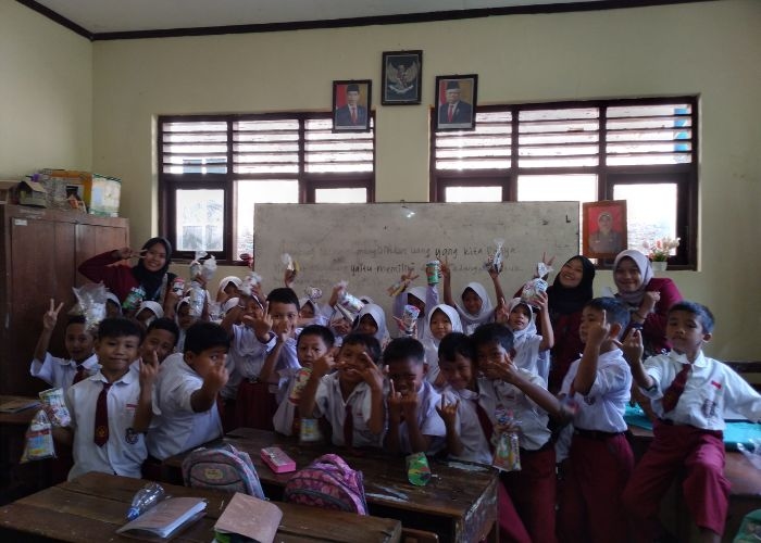 Pentingnya Menabung Sejak Dini, Mahasiwa KKN UNISRI Ajarkan Siswa SDN 2 Mranggen Cara Membuat Celengan