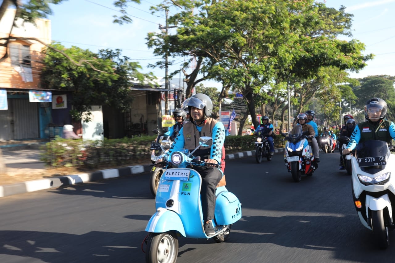 Ini Komentar Wagub Jateng usai Kendarai Vysatic, Vespa Listrik Karya Mahasiswa Polines