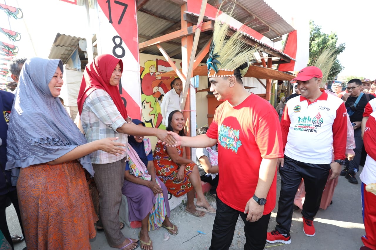 Jalan Sehat Nusantara Pakai Penutup Kepala Khas Daerah, Jateng Dapat Rekor MURI