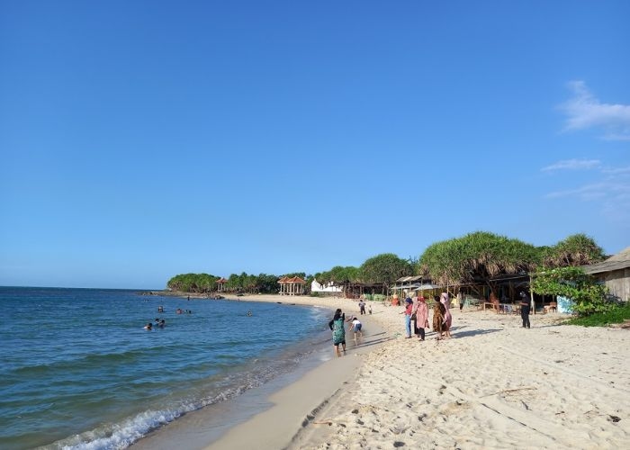Menikmati Hamparan Pasir Putih dan Deburan Ombak Pantai Empu Rancak Jepara