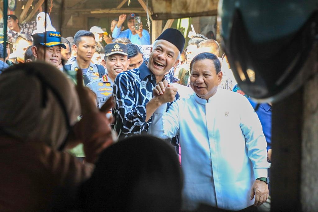 Momen Kemesraaan Ganjar - Prabowo Dampingi Jokowi Blusukan di Pekalongan, Tanda- Tanda Koalisi Makin Dekat?