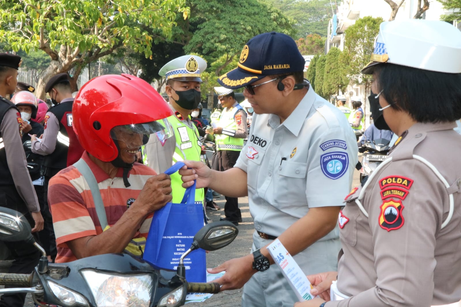 Bagikan Mug Cantik, Polda Jateng Sosialisasi Tertib Lantas dan Pajak