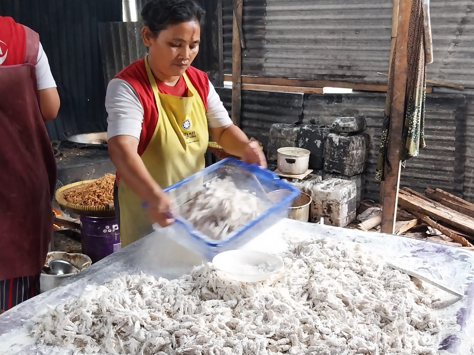 Beri Pendampingan UKM Pengolah Keripik Ikan Khas Rawa Pening, Tim PKM Undip Beri Hibah Teknologi