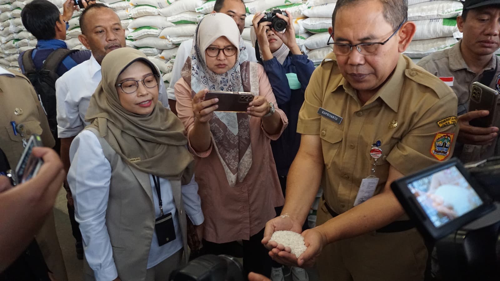 BULOG Mulai Gelontor Bantuan Pangan Beras, Target Salurkan 22.353.780 Kg di Jateng