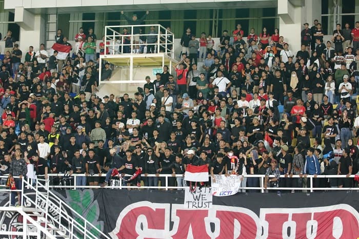 Penonton memadati stadion Manahan Solo