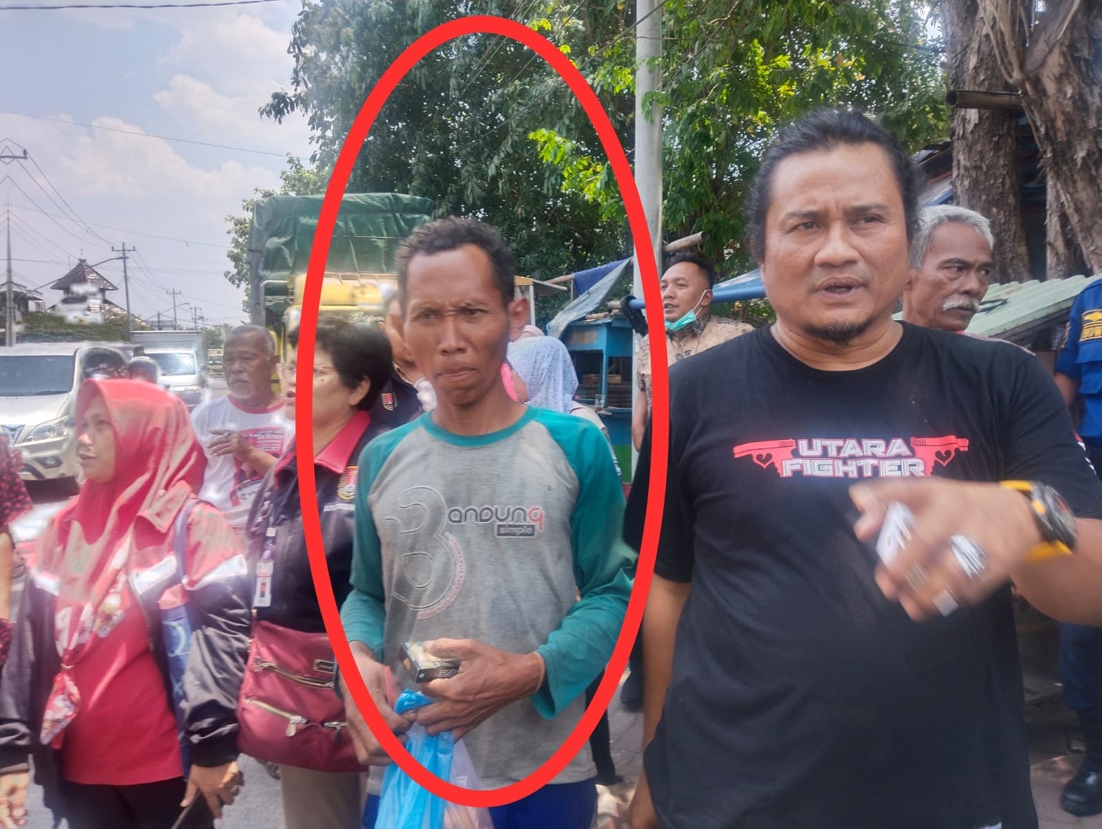 Seorang Pria Diduga ODGJ Tiba-tiba Panjat Tower Selular