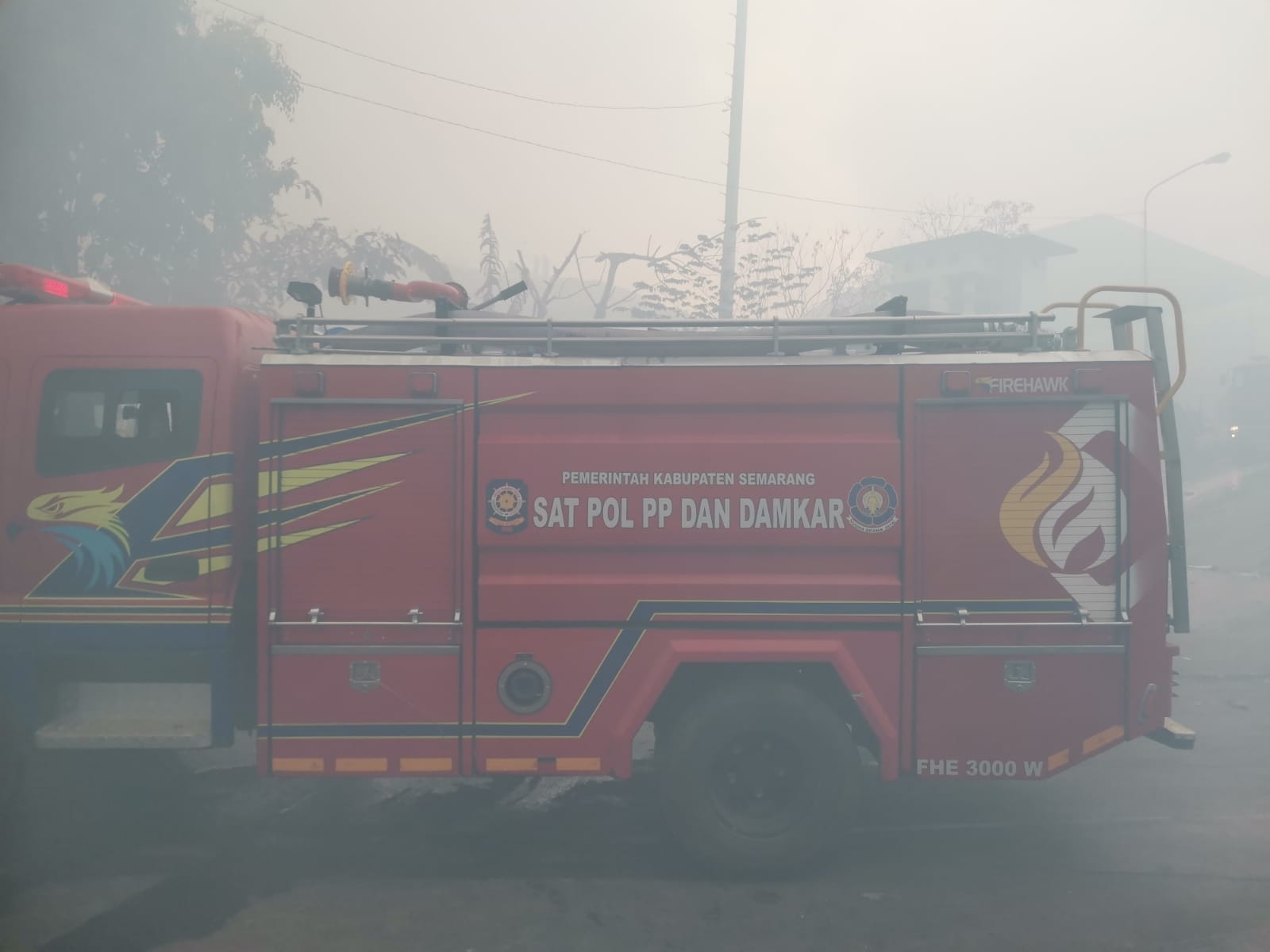 Damkar Sulit Padamkan Api di Tumpukan Sampah TPA Jatibarang, Berharap Hujan Turun