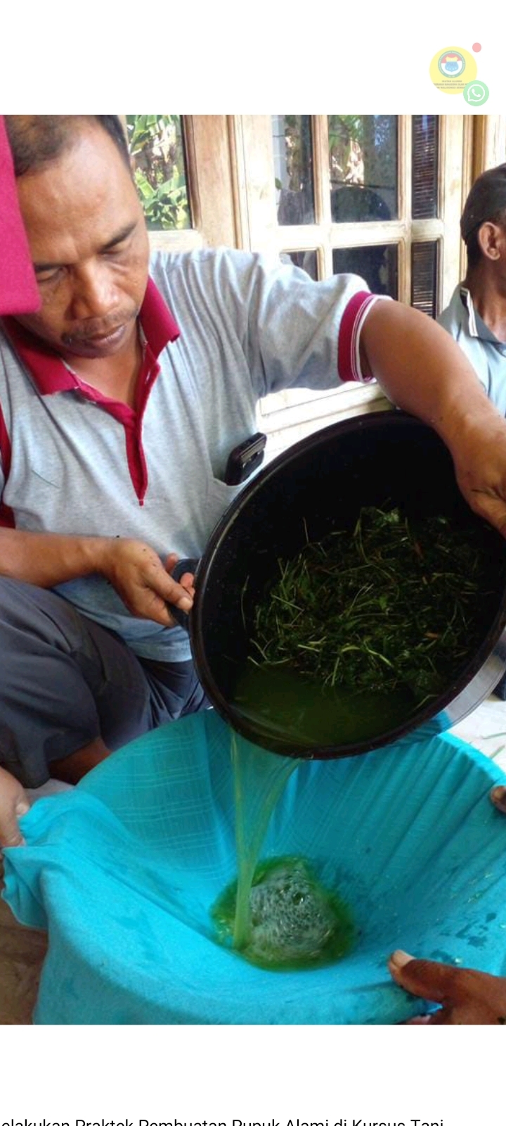 Puluhan Petani Melakukan Praktek Pembuatan Pupuk Alami di Kursus Tani