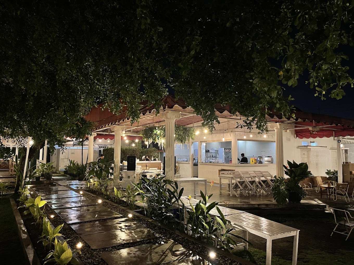 Secret Garden Coffee and Chocolate, Salah Satu Cafe Nuansa Vintage di Yogyakarta