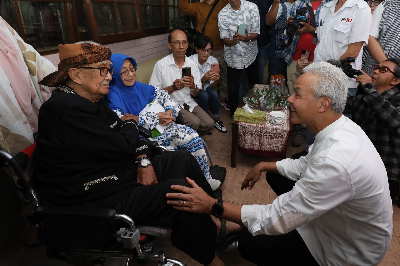 Usai Diberi Ini, Ganjar Pranowo Jadi Anak Angkat Mantan Gubernur Jabar Solihin GP, Bagaimana Ridwan Kamil?