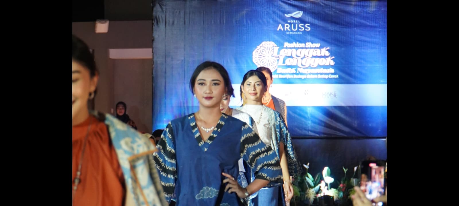 Lenggak-lenggok Batik di Hotel Aruss Semarang