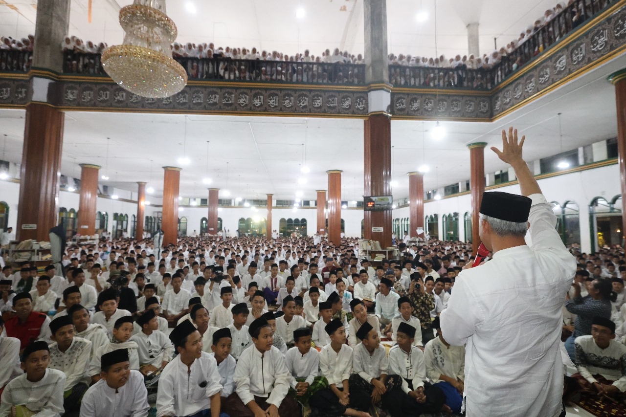 Kunjungi Kyai Asep Manonjaya, Ganjar Disambut Ribuan Santri