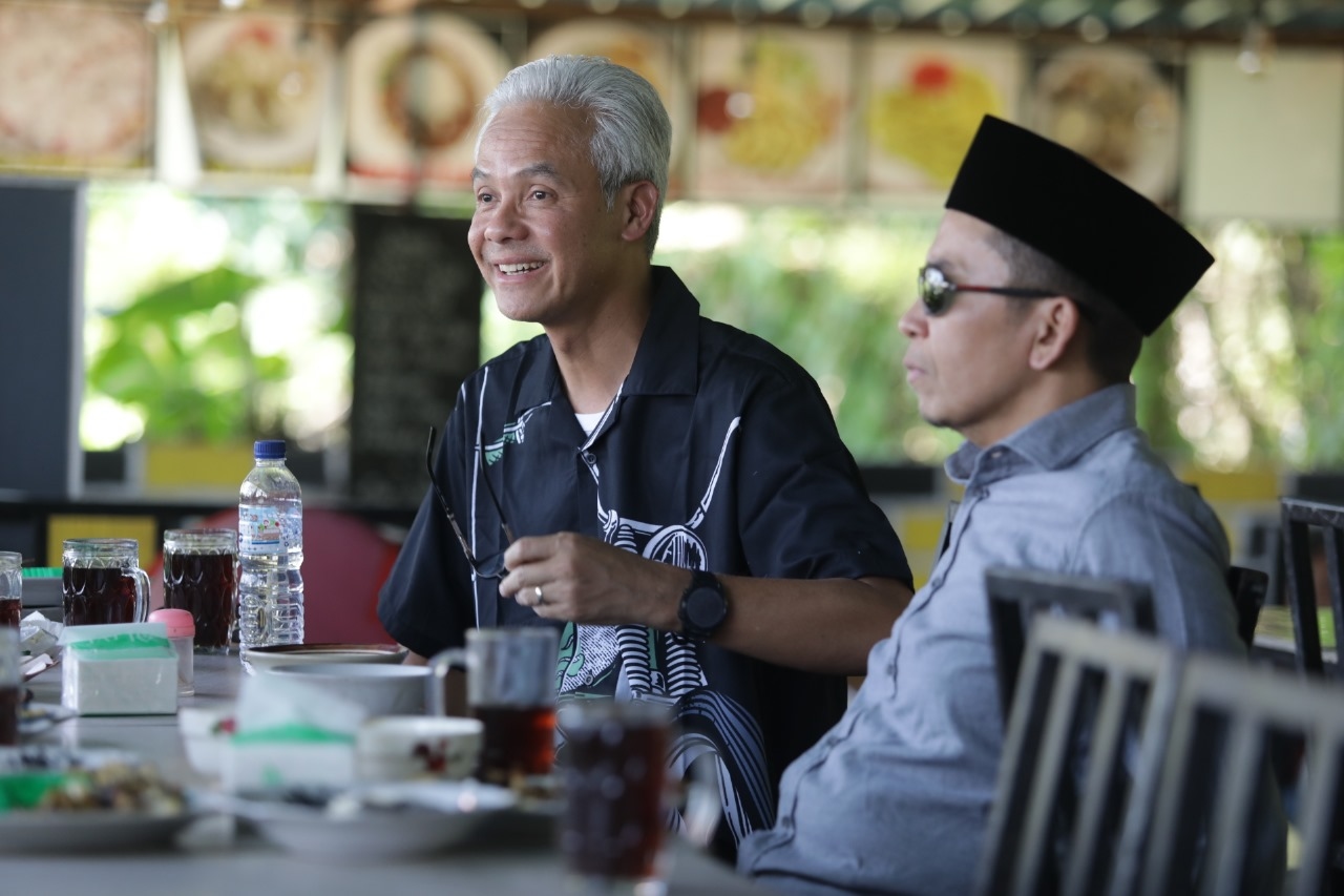 Tiba di Lombok, Ganjar Diajak TGB Makan Ayam Taliwang dan Plecing Kangkung Sekaligus Nonton MotoGP