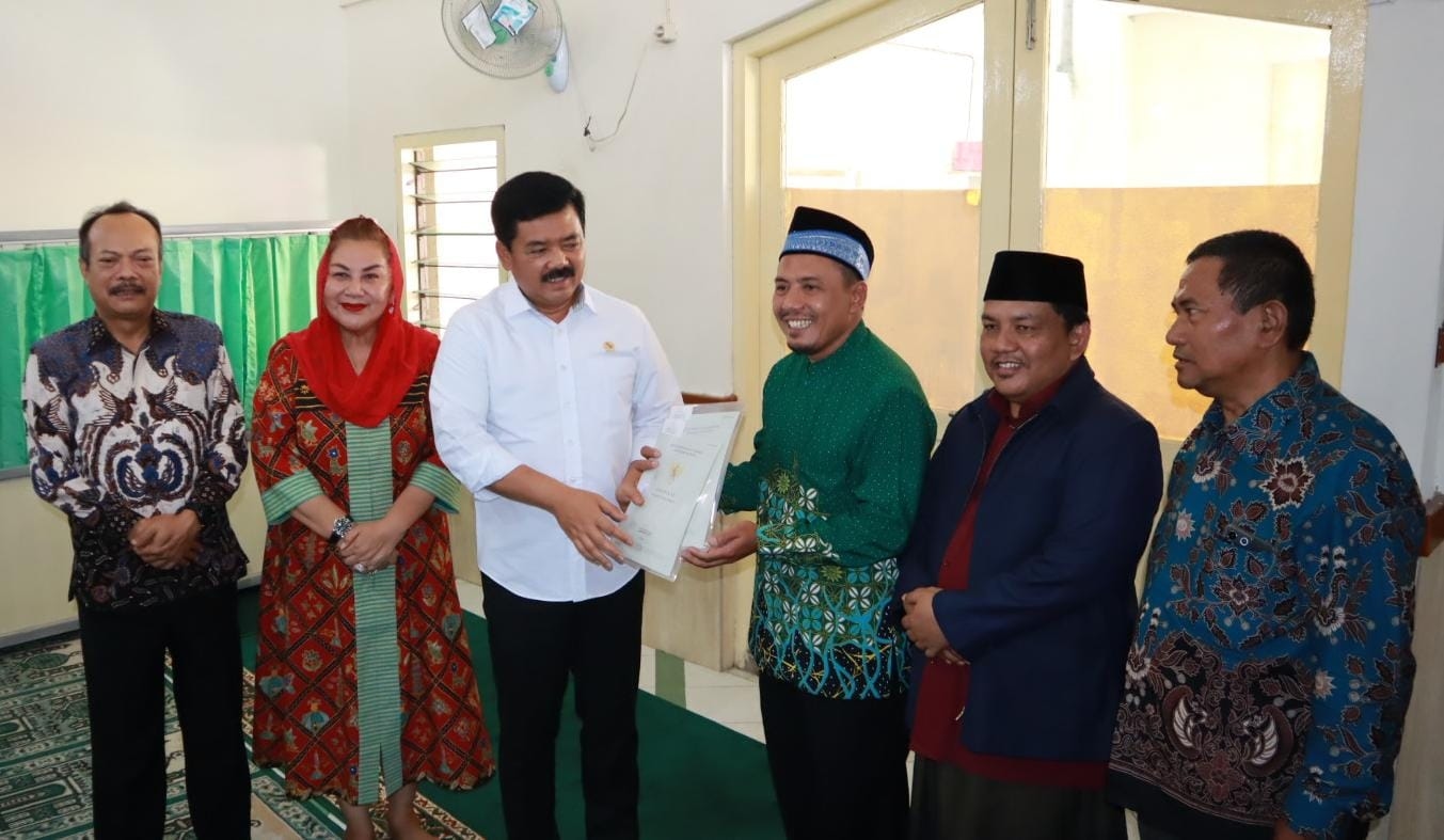 Dampingi Menteri ATR Serahkan Sertifikat Program PTSL, Mbak Ita Minta Masyarakat Bijak