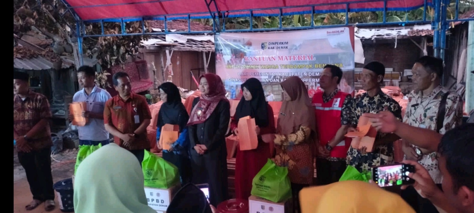 Dinsos Demak Bantu Tiga Rumah Yang Terbakar di Getas Wonosalam